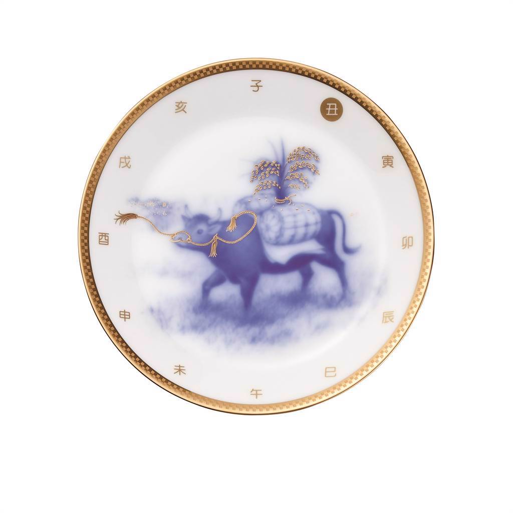 OKURA 2021牛年生肖盤，牛載百福16.5cm，1萬4600元。（旺代企業提供）