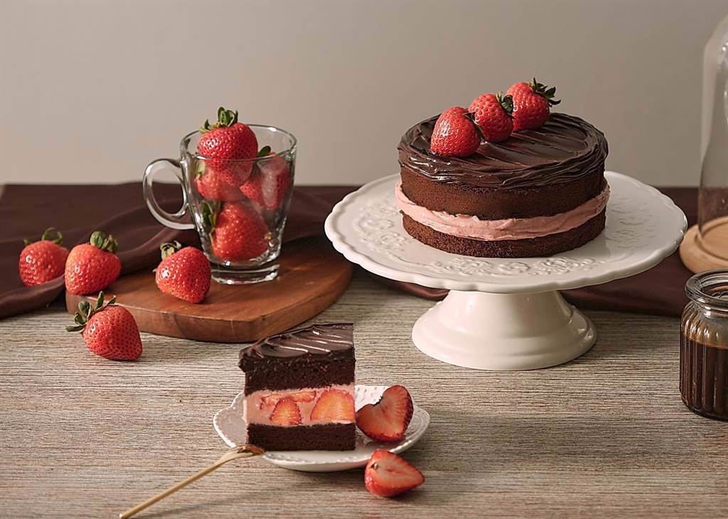 BAC蛋糕的〈黑嘉侖草莓巧克力蛋糕〉華麗回歸，6吋售價950元，全台門市和官網皆可訂購，切片單塊170元，只限台北忠孝SOGO巧克力體驗店販售。（圖／BAC蛋糕）