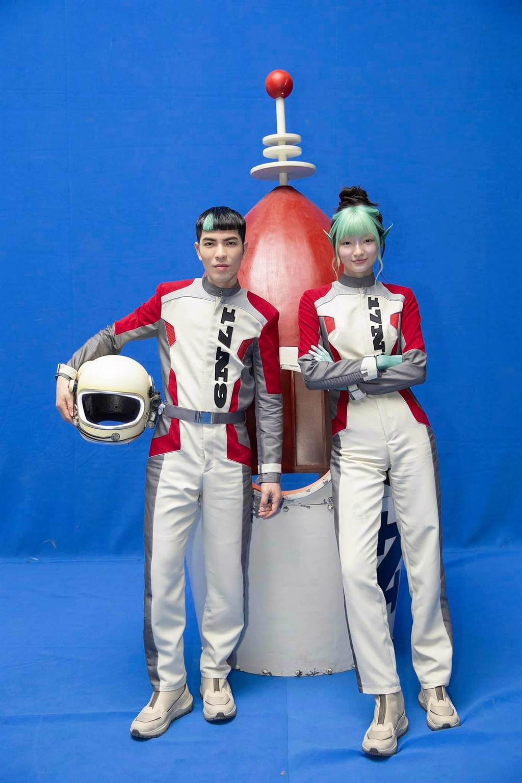 蕭敬騰在〈薩哈星球〉MV裡，打造一個外星的愛情故事。（翻攝自蕭敬騰 Jam Hsiao臉書）