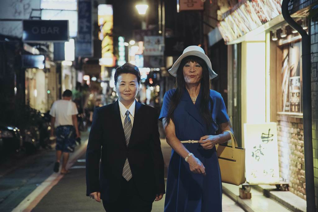 龍劭華（右）與王琄在《戒指流浪記》分別變性裝扮。（HBO Asia提供