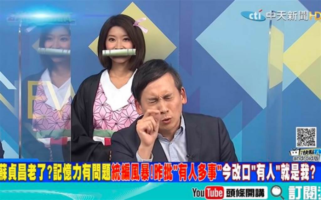 李易璇咬著竹筒不說話，在來賓後方「飄來飄去」，逗趣模樣令觀眾印象深刻。(圖/ 摘自中天新聞YouTube)
