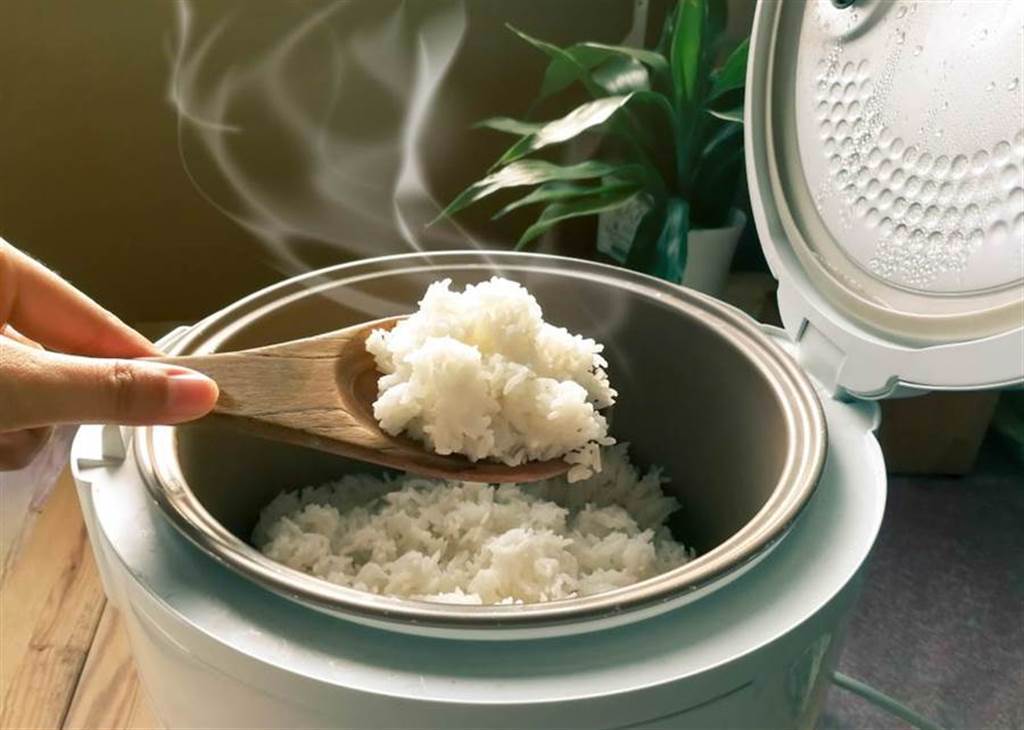 專家透露，煮飯前多加一樣東西，米飯更噴香飽滿。(示意圖/達志影像)