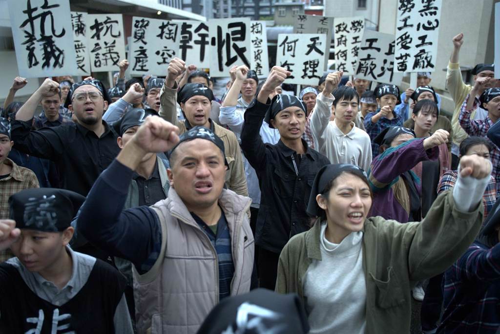 《國際橋牌社2》16日拍攝工廠惡意倒薪、工人們上街抗議的橋段，號召超過50名粉絲到場支援演出。（國際橋牌社劇組提供）