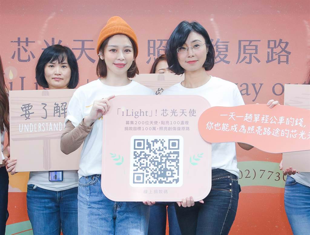 徐若瑄與律師賴芳玉呼籲大眾關心兒少受性侵的議題。（吳松翰攝）