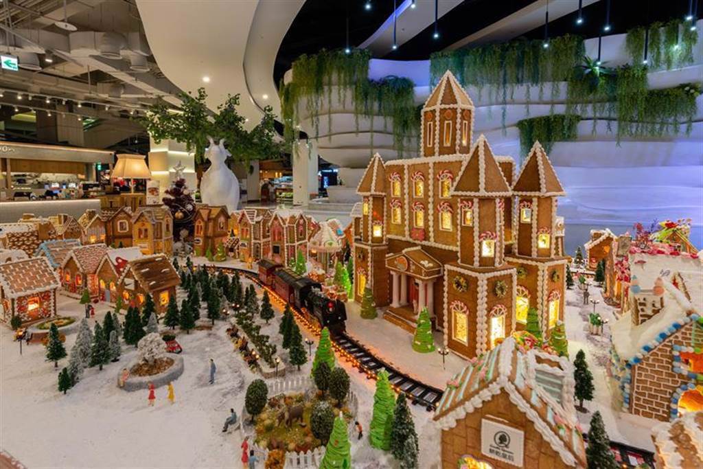 全台規模最大、棟數最多的聖誕手工薑餅城落成。圖／大江購物中心提供