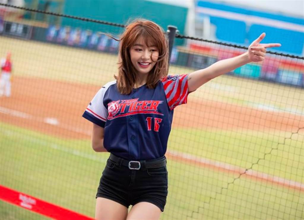 網美Yuri陳怡叡是中華職棒樂天桃猿啦啦隊「Rakuten Girls」成員。