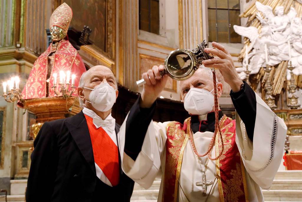 拿坡里大教堂每年都會取出前主教聖雅納略的聖血，觀察是否液化。(圖/路透料照片)