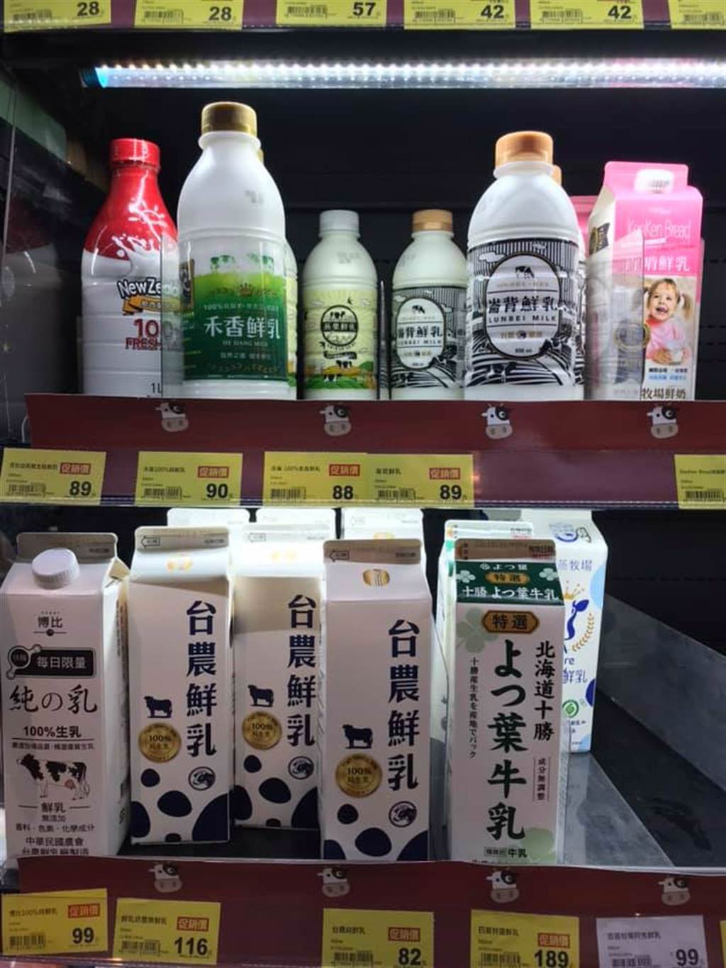一名女網友到全聯看到貨架上滿滿的牛奶，令她難以選擇。（圖／翻攝自我愛全聯-好物老實説）
