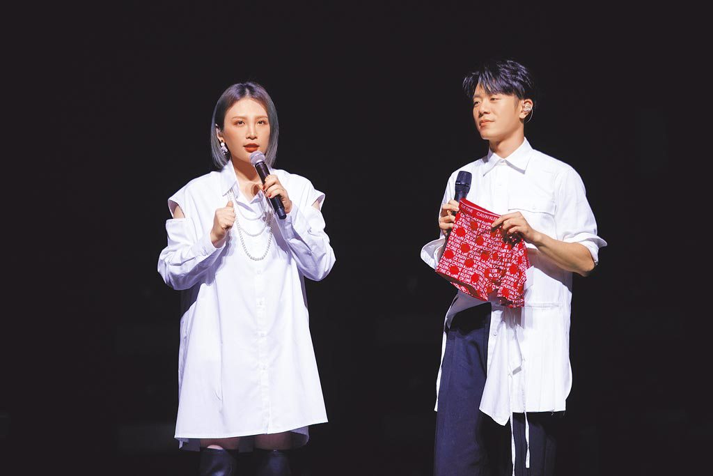 魏如萱（左）昨送韋禮安紅色內褲當耶誕禮物。（IMC Live Global提供）