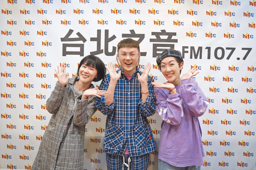 許富凱（中）日前上電台與主持人阿娟（左）、Gigi開心合影。（Hit Fm聯播網提供）