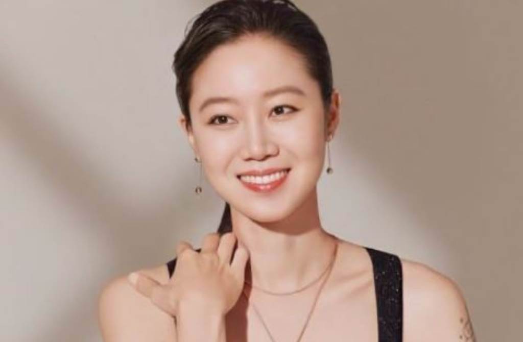 40歲南韓女星孔曉振穿上低胸裝大秀性感的鎖骨線條。（圖／IG@hyojinkong_fan）