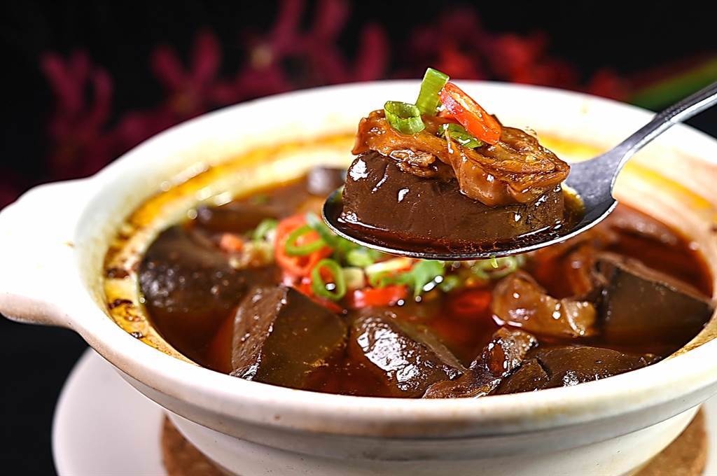 台北新餐廳〈吉品初筵〉的〈麻辣鴨血腸旺〉，是「五更腸旺」與「麻辣鴨血」的「新藝綜合體」，鴨血柔嫩入味，大腸滷煮得非常軟嫩。（圖／姚舜）
