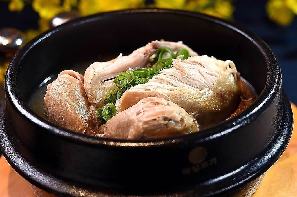 〈SAIKABO〉的〈人參雞〉採45天的小春雞烹製，湯頭是用雞骨和大量洋蔥並加了蒜頭熬製，客人可點全雞或半雞享用。（圖／姚舜）