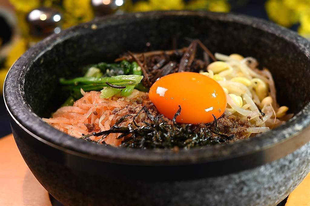 〈SAIKABO〉的〈石鍋拌飯〉中的食材有黃豆牙、辣蘿蔔、菠菜、山蕨、海苔與牛絞肉，拌飯的蛋黃結構札實，顯示經過精挑細選。（圖／姚舜）