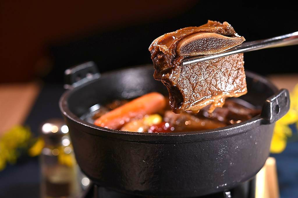 〈SAIKABO〉的〈燉牛小排〉是以帶骨牛小排燉煮，因時間火候掌握得宜，口感柔嫩且入味。（圖／姚 舜）