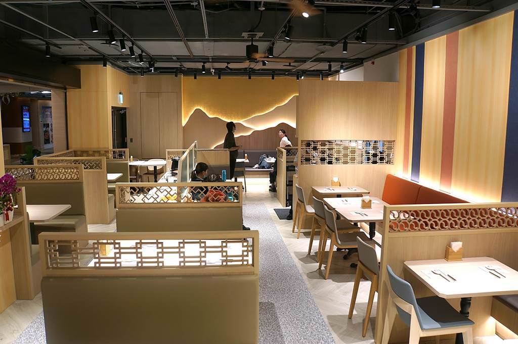 開在在南港環球的〈SAIKABO〉，以淺色木紋搭配以韓國傳統圖紋設計的Pattern設計，有68個客席座位。（圖／姚舜）