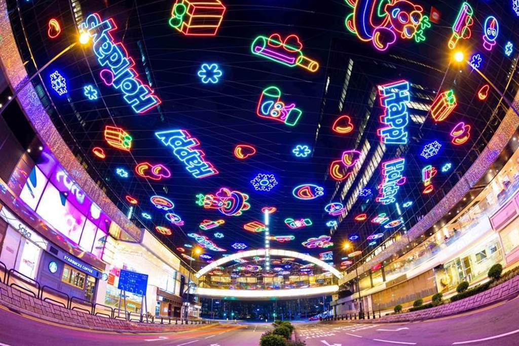 香港的聖誕氛圍愈來愈濃，香港旅遊局今年邀海外遊客線上欣賞香港聖誕必遊勝地，圖為尖沙咀中心帝國中心。圖／香港旅遊發展局提供