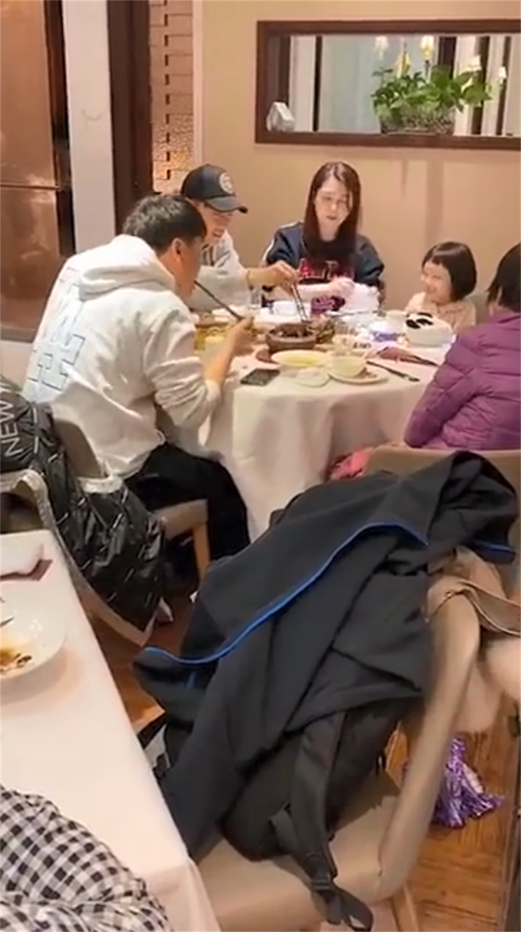 網友捕獲野生洪欣、張丹峰聚餐。（圖／取材自新浪娛樂）