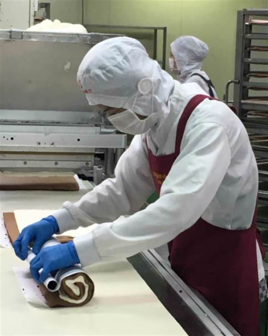 全聯提拉米蘇捲，79元；歐藝烘焙製作時由人工捲製、再用去年導入的全自動超音波切割機切割，1天可生產1.6萬捲。（郭家崴攝）