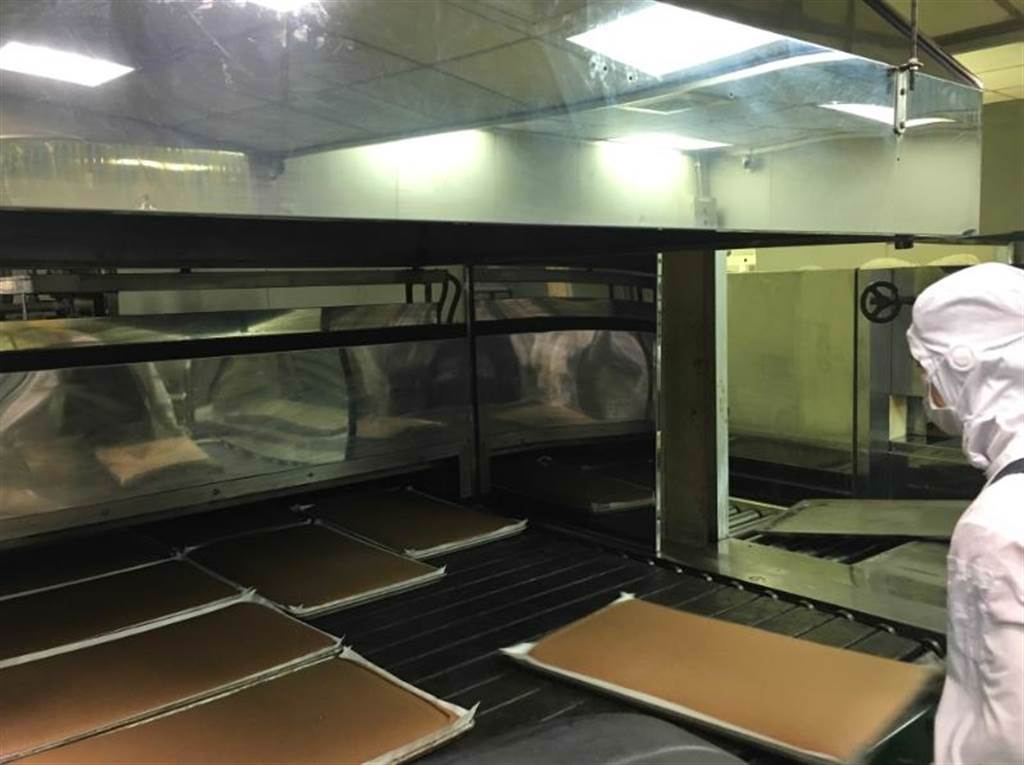 量化隧道爐共20公尺，烘焙長度18公尺，可容納80個烤盤，30分鐘可烤完。（郭家崴攝）