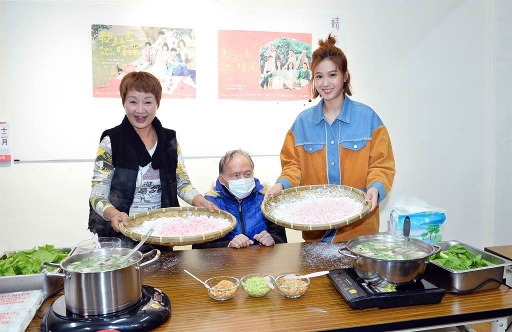 鮑正芳與方志友至弘道基金會與獨居老人過冬至吃湯圓。（TVBS提供）