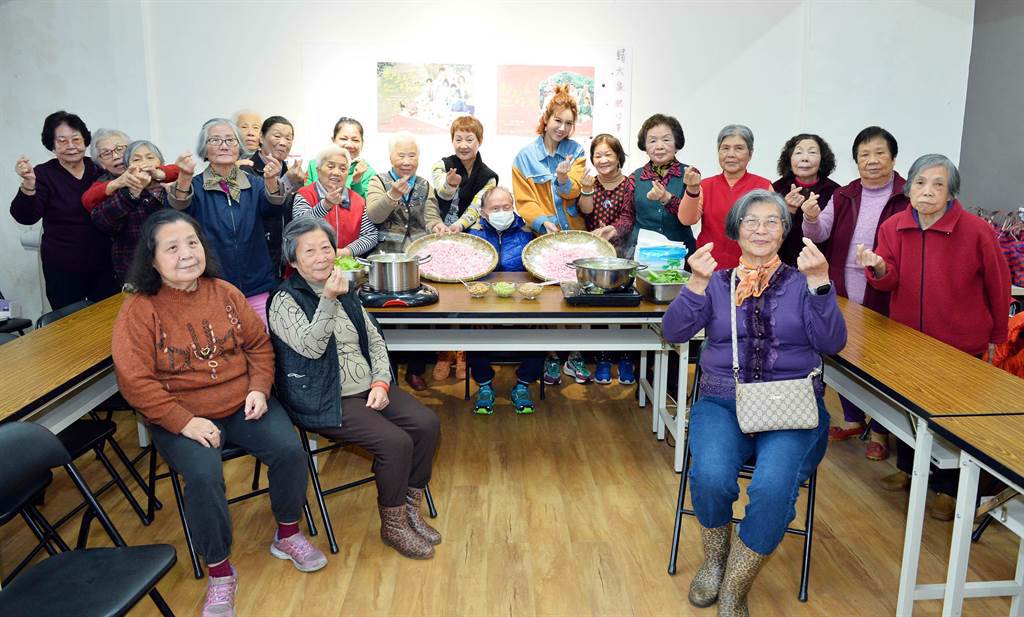 鮑正芳與方志友至弘道基金會與獨居老人過冬至吃湯圓。（TVBS提供）