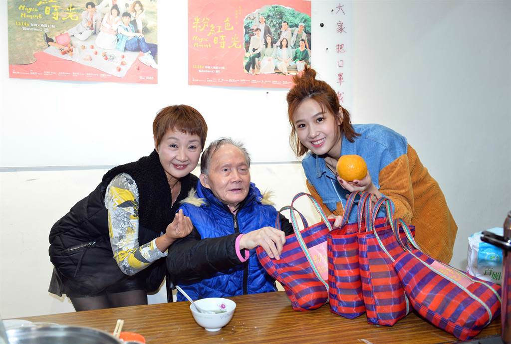 鮑正芳與方志友送上橘子祝福爺爺奶奶們大吉大利。（TVBS提供）