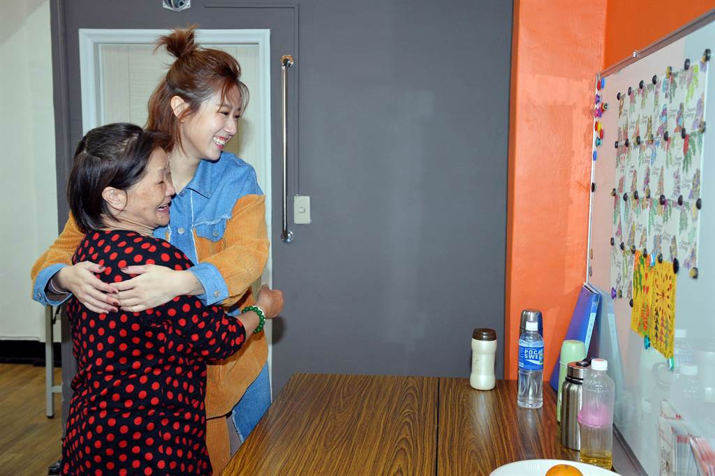 碧蓮奶奶帶方志友看她畫的耶誕節卡片。（TVBS提供）