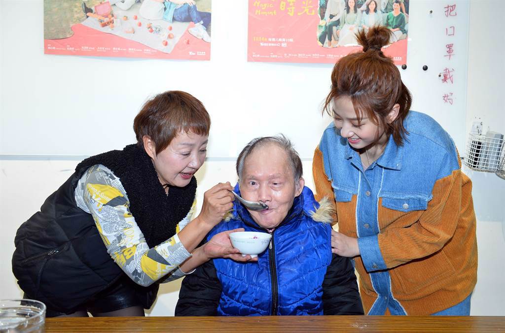鮑正芳親自餵謝爺爺吃湯圓，方志友則加碼為爺爺捶捶背。（TVBS提供）