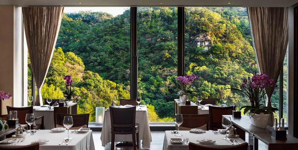 北投麗禧溫泉酒店歐陸餐廳擁有大面落地窗，可一覽山林美景。（北投麗禧溫泉酒店提供）