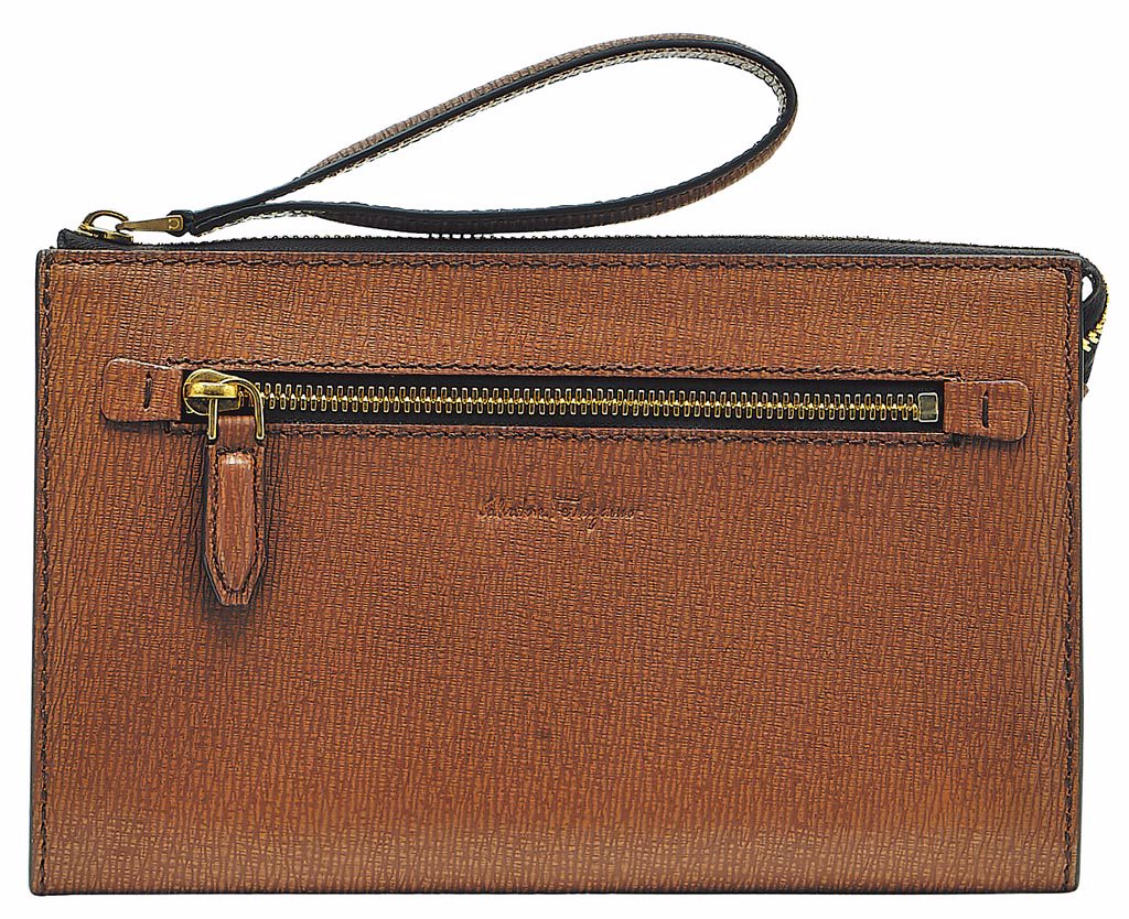 Salvatore Ferragamo Revival深棕色小牛皮手拿包，2萬4900元。（Salvatore Ferragamo提供）