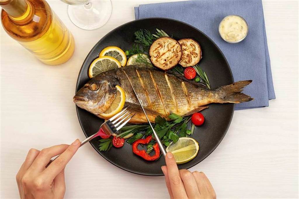 研究發現，在特定時段吃魚除了能抑制脂肪吸收，還能讓血液中的三酸甘油酯顯著下降。(示意圖/達志影像)