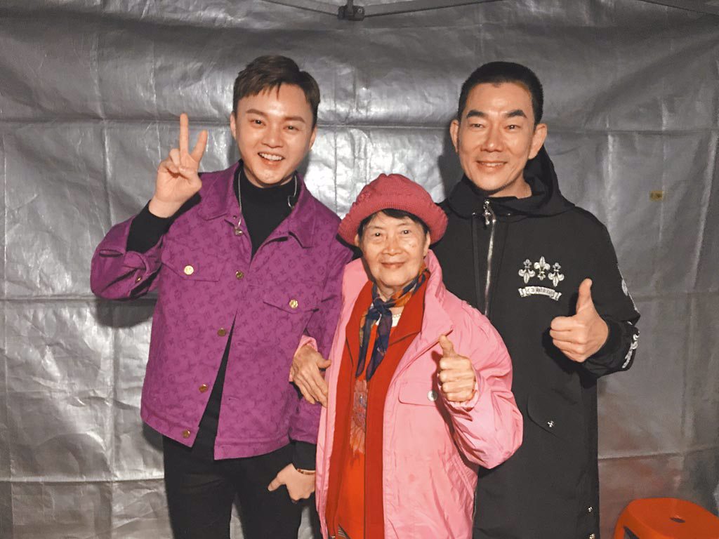 許富凱（左）日前在活動後台跟任賢齊的媽媽（中）開心合照。（凱聲影藝提供）