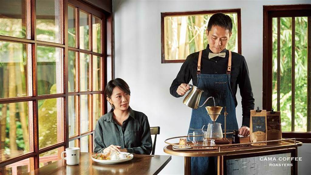 （為深化顧客體驗，CAMA COFFEE ROASTERS豆留森林推出桌邊手沖服務。圖／cama cafe)