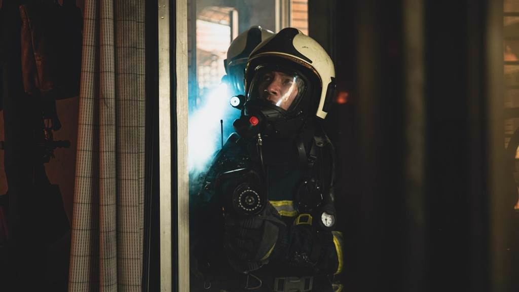 溫昇豪在《火神的眼淚》中飾演消防員，在妻小與工作中陷入兩難。（公視提供）