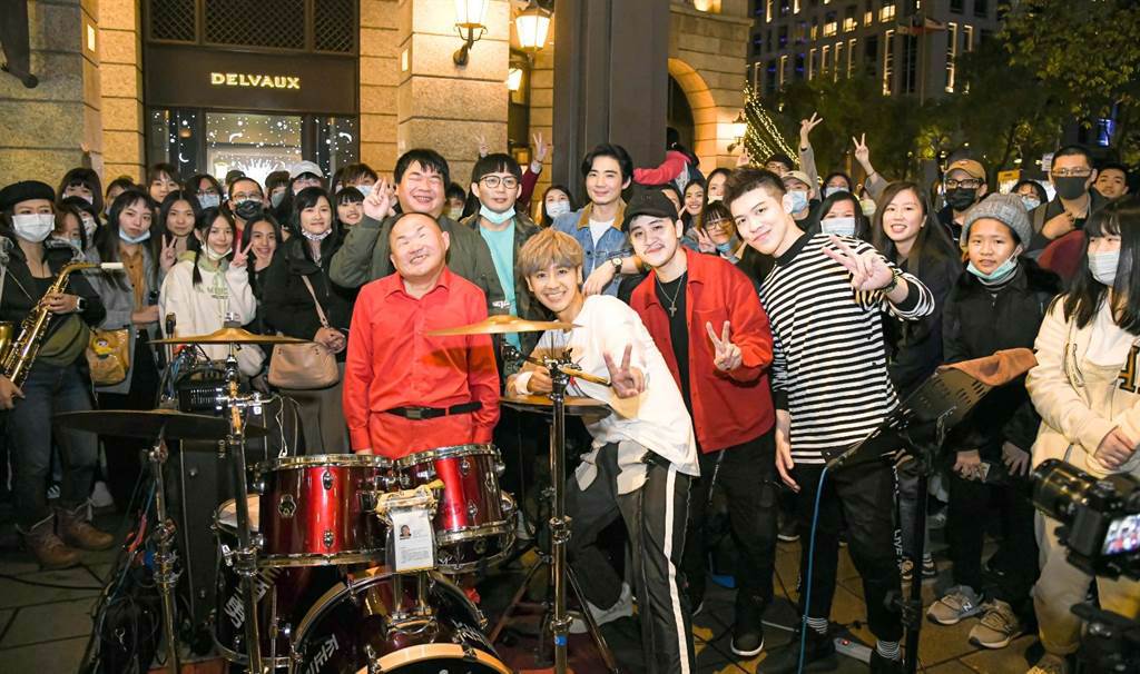 鼓鼓與樂手合作街頭藝人鼓手勇哥（前排左一）提前和民眾過聖誕。相信音樂提供