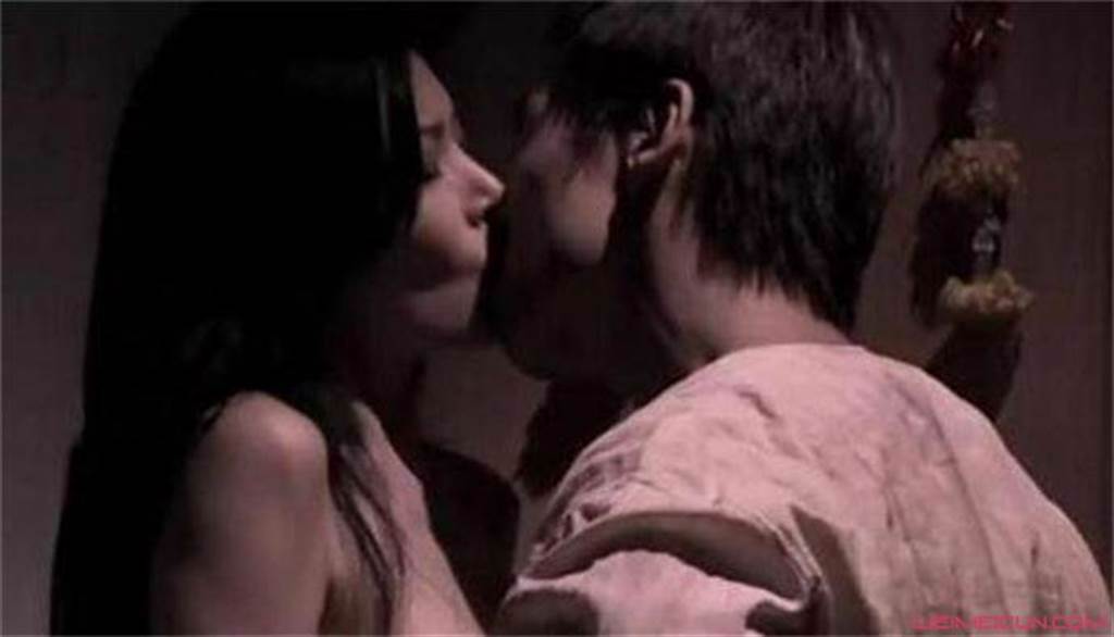 滕子萱和鄭浩南在《降頭》有激情床戲。（圖／翻攝自網路）