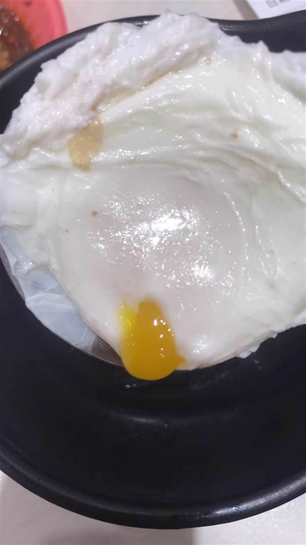 有內行指出，水波蛋是將蛋放入無加料的滾水中，先同方向圓環攪動滾水呈漩渦狀再打入蛋，利用熱度和漩渦的離心力成型的蛋。(摘自爆怨2公社)
