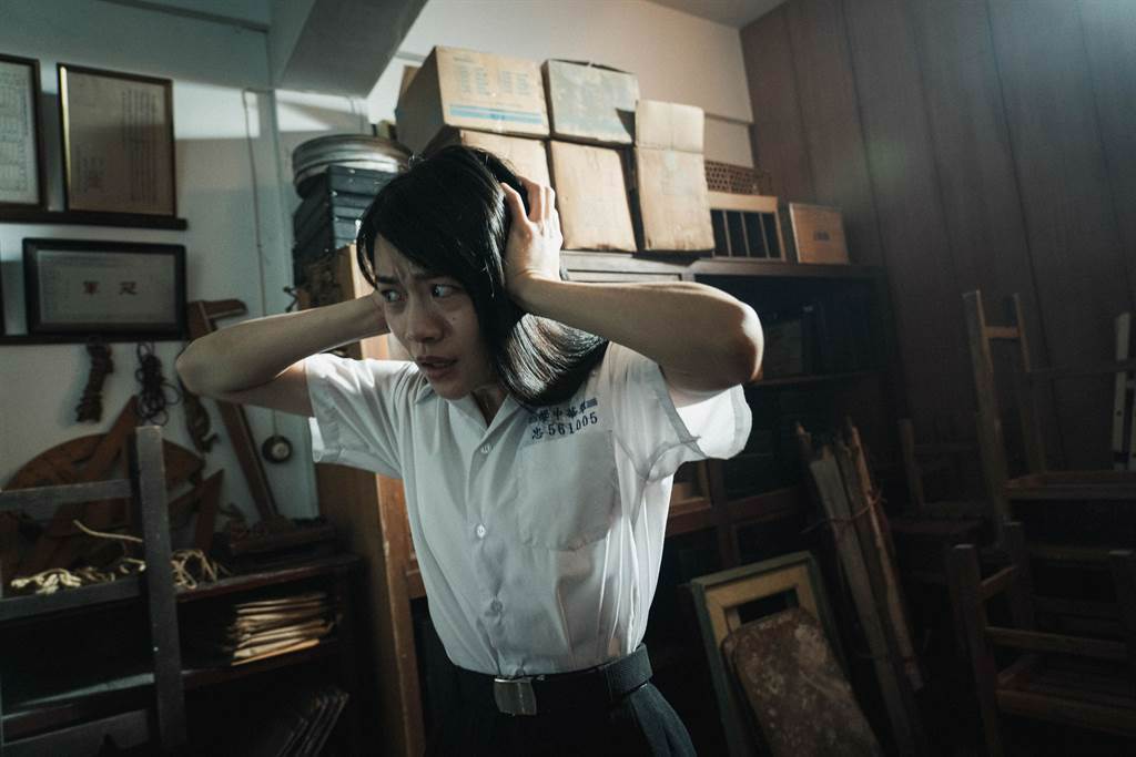 《返校》影集李玲葦飾演的「學妹」劉芸香就是玩家視角，神致敬原作遊戲。（公視提供）