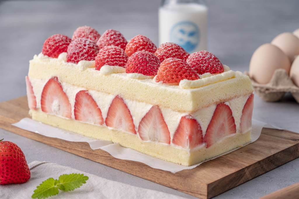 多達15顆大湖草莓的「豪華極品草莓蛋糕」，光是外型就令少女們全瘋狂。（圖／品牌提供）