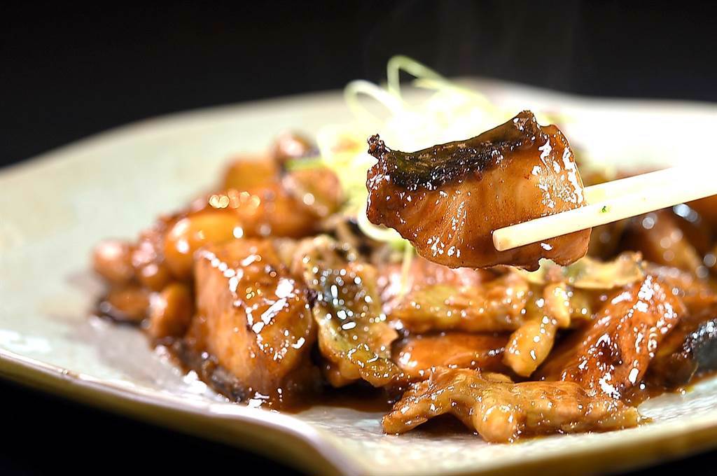 〈栗子蒜燒鱘龍魚〉是以鱘龍魚取代黃魚烹製，吃的是鱘龍魚豐厚的膠質與魚肉口感。（圖／姚舜）