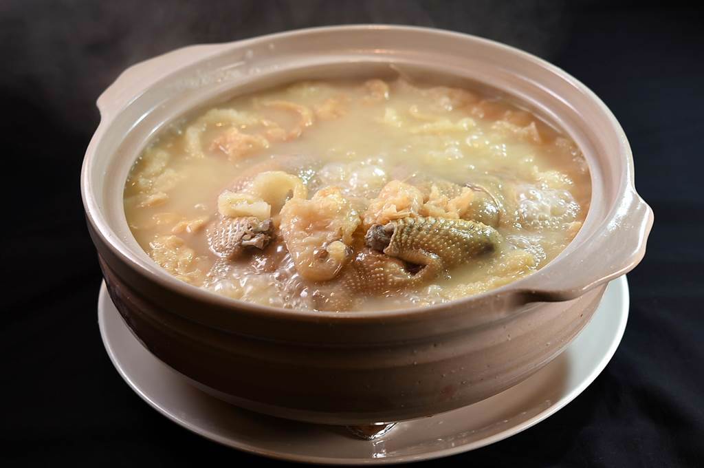 〈36美食〉的〈花膠火瞳砂鍋土雞湯〉是以干貝、火腿和小土熬製，湯頭濃鮮卻不油不膩，且不會死鹹。（圖／姚舜）