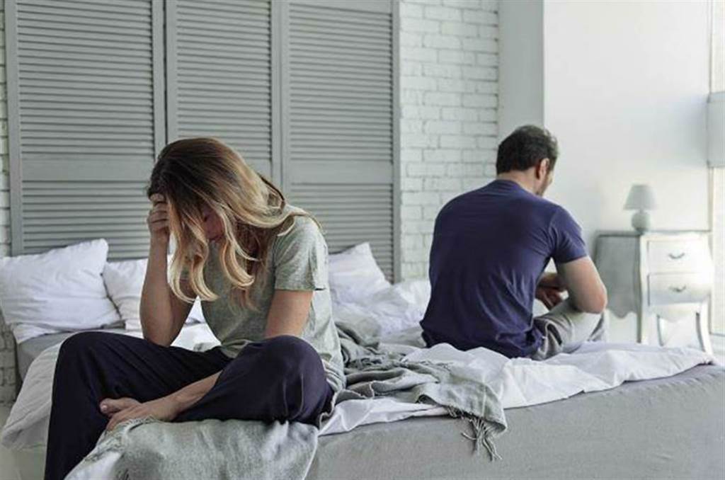 夫妻關係會受婆媳問題影響，導致床頭吵、床尾更吵。（示意圖／Shutterstock）