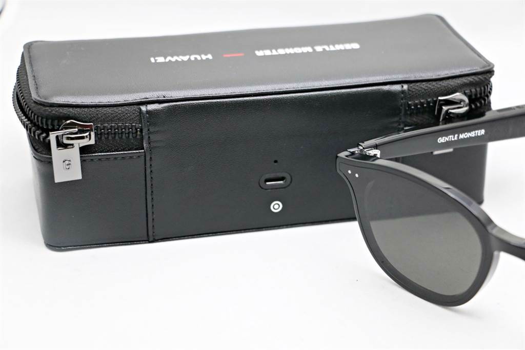 華為X GENTLE MONSTER Eyewear II智慧眼鏡充孔與配對鈕在後方。（黃慧雯攝）