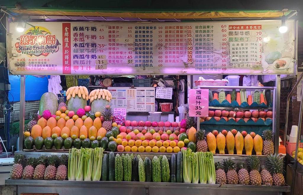 北投市場新市街上30年果汁攤，水果裝飾攤外相當吸眼球。(照片/游定剛 拍攝)

