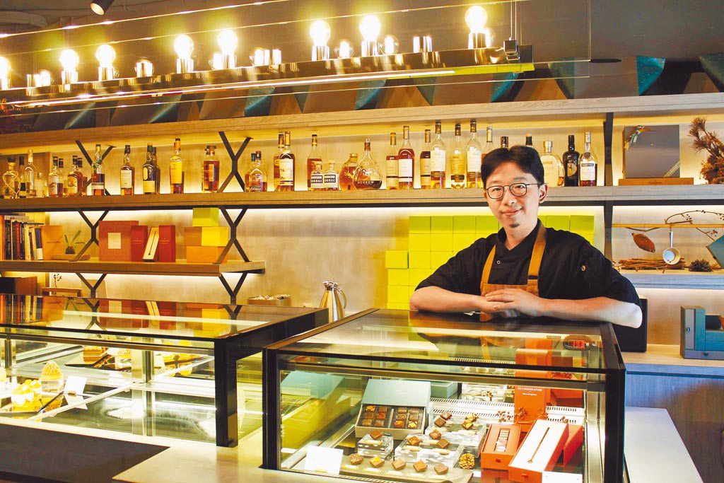 畬室巧克力主廚鄭畬軒，從自學到巴黎進修，回到台灣開店起家。（畬室巧克力提供）