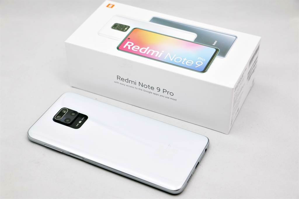 紅米（Redmi） Note 9 Pro手機與包裝盒。（黃慧雯攝）