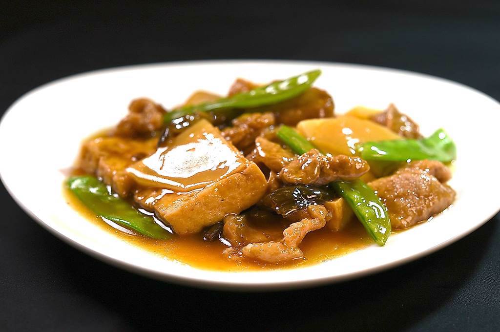 〈紅燒豆腐〉是用青葉食品公司出品的「青葉花瓜」和「青葉麵筋」，搭配豆腐和筍片一起烹製，是「根正苗紅」的〈青葉〉獨家菜品。（圖／姚舜）
