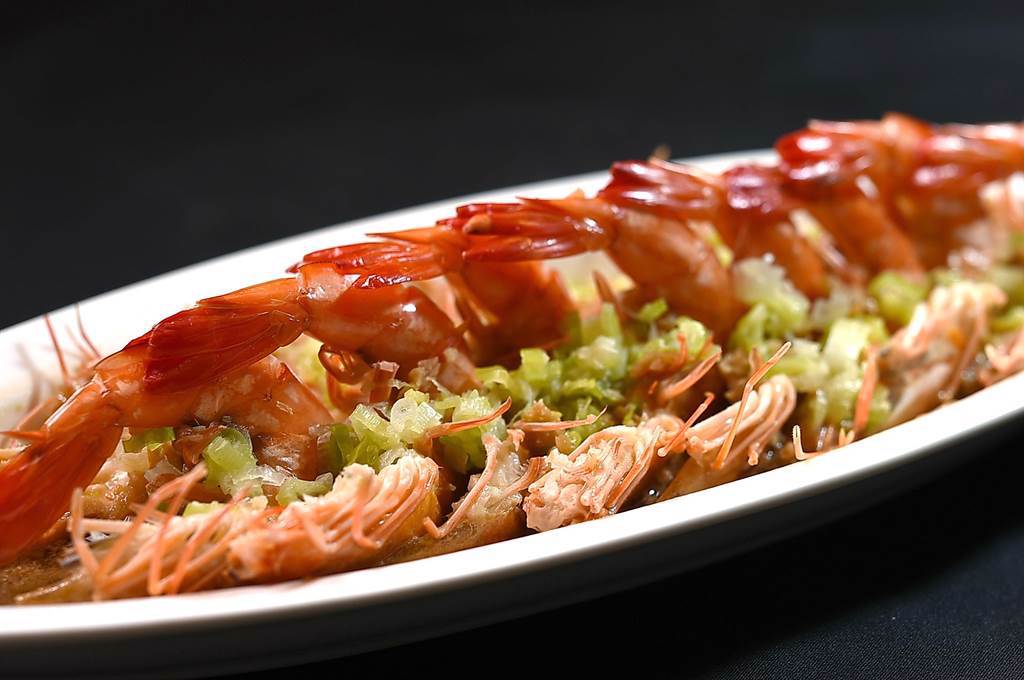 〈蒜蓉蒸蝦〉已跨越菜系籓籬出現在許多餐廳菜單上，〈青葉〉廚師演繹這道菜，形色味皆不俗。（圖／姚舜）