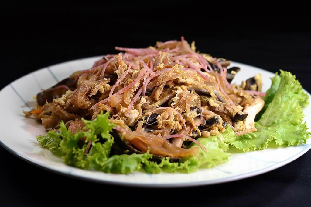 〈桂花魚翅〉是台菜經典老菜，也是費工手路菜，〈青葉〉菜單上仍有這道菜。（圖／姚舜）